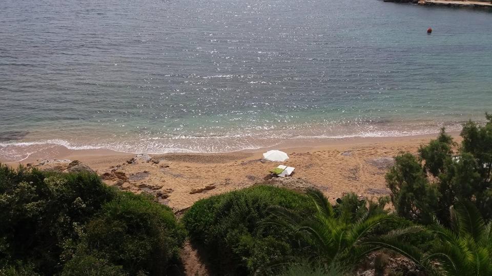 Kounopetra狄俄尼索斯公寓的一个带遮阳伞的海滩和大海