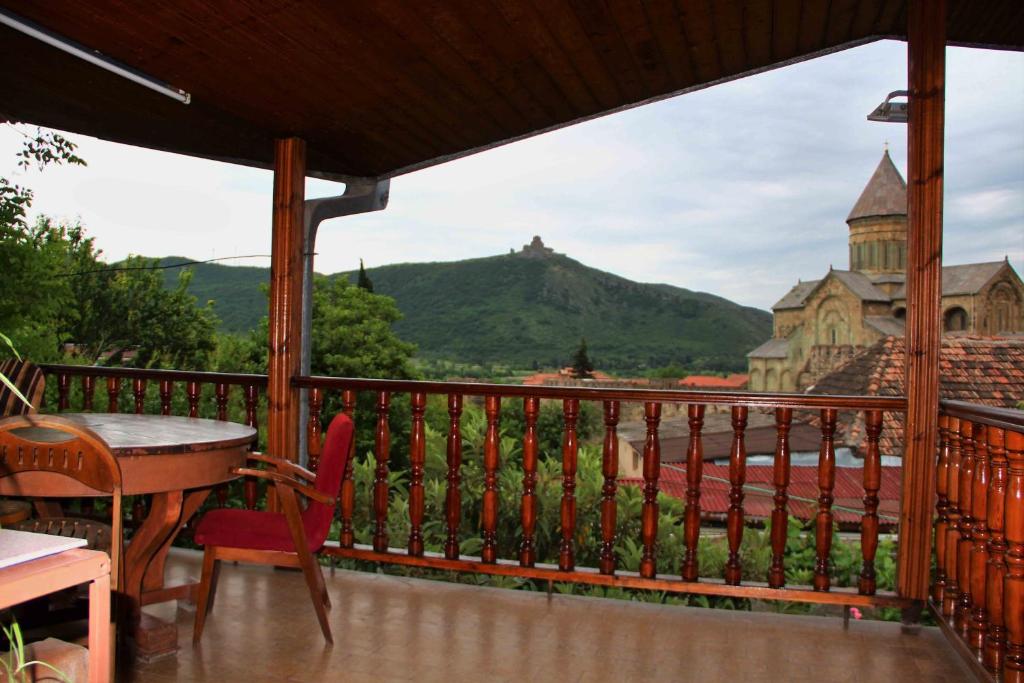 姆茨赫塔Hotel Queen的设有一个配有桌椅并享有美景的阳台。