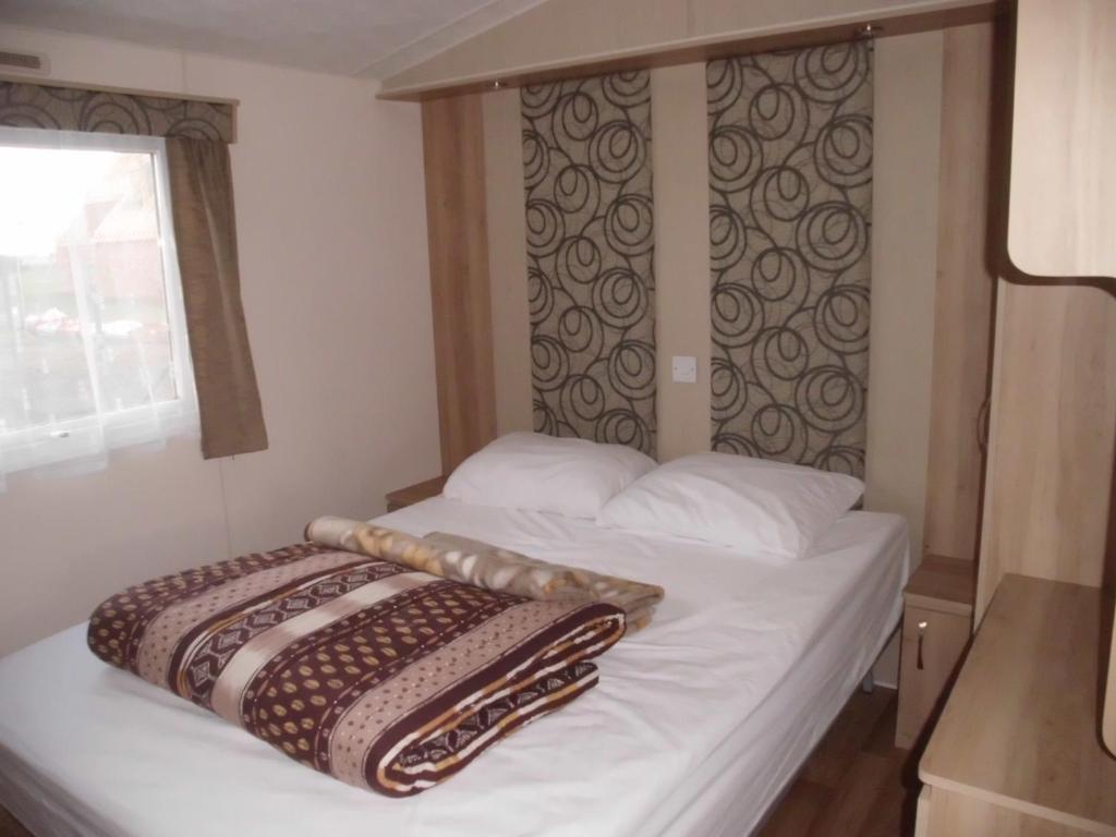 布列登Camping Ter Hoeve的一间卧室配有一张带两个枕头的床
