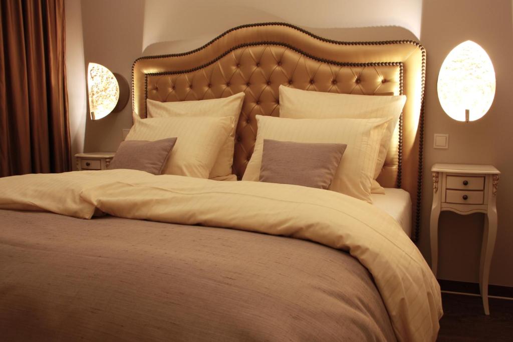 爱尔福特Mr.& Mrs. President的卧室配有一张带白色床单和枕头的大床。