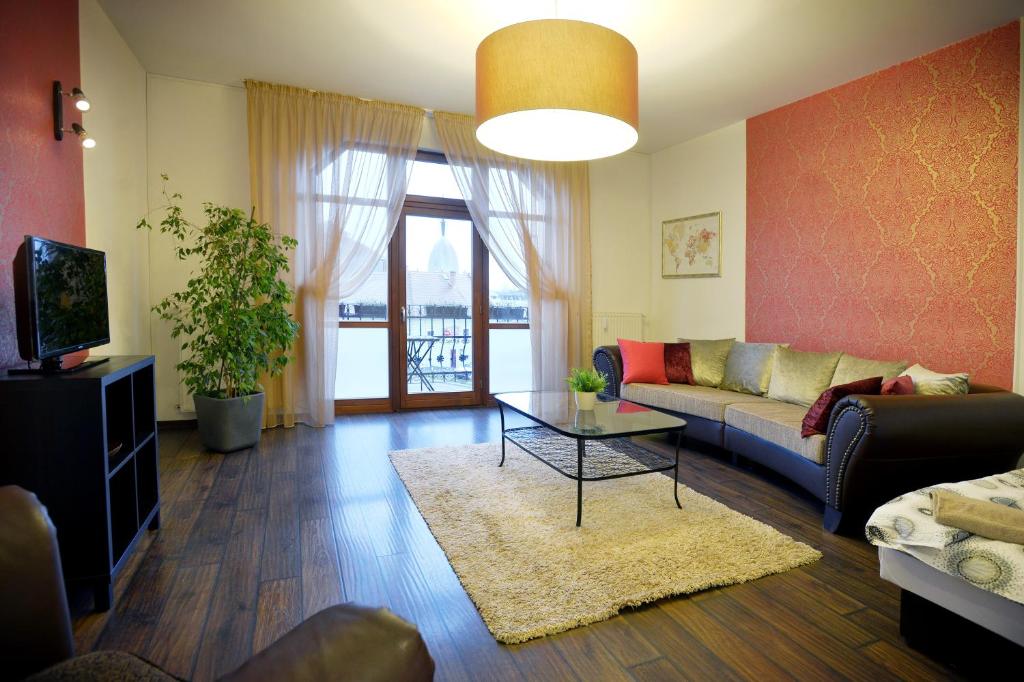 埃格尔埃格尔角落公寓的客厅配有沙发和桌子