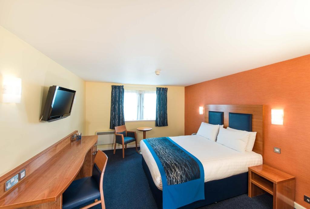 戴斯Leonardo Inn Aberdeen Airport的酒店客房,配有床和电视