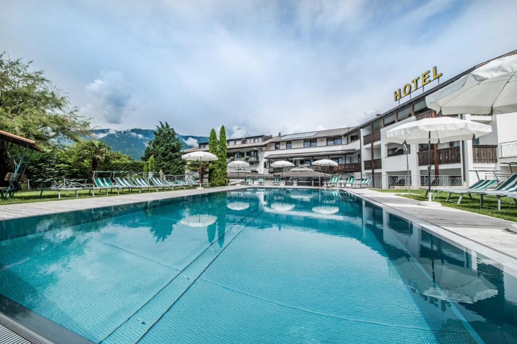 波斯特尔福斯特罗夫酒店的酒店前方的大型游泳池