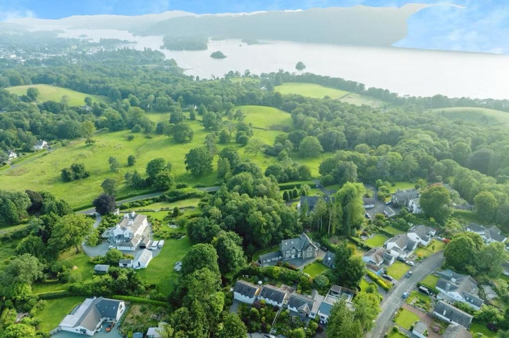 温德米尔The Shades - Bliss In The Heart of Windermere的享有郊区的空中景致,那里有房屋和树木