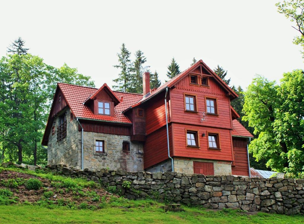 斯克拉斯卡波伦巴Wysoka 5的石墙顶上的红色房子