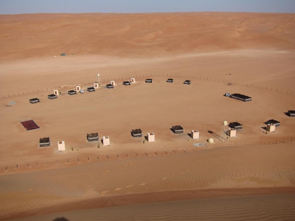 Al Wāşil沙漠休闲露营酒店的沙漠空中景观,汽车停放