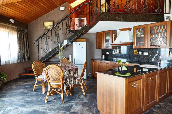 瓦尔纳Villa Katalina的一间带桌椅和楼梯的厨房