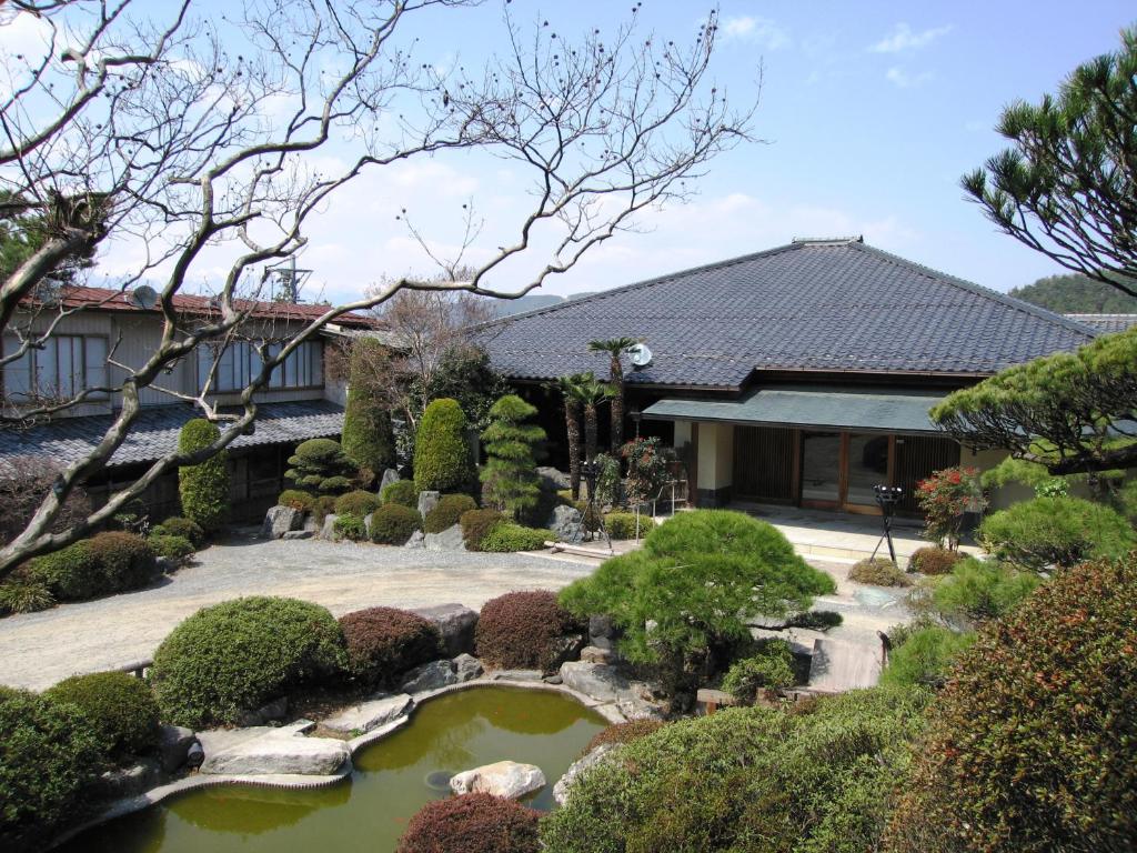 松本桃山旅馆的房屋前带池塘的花园