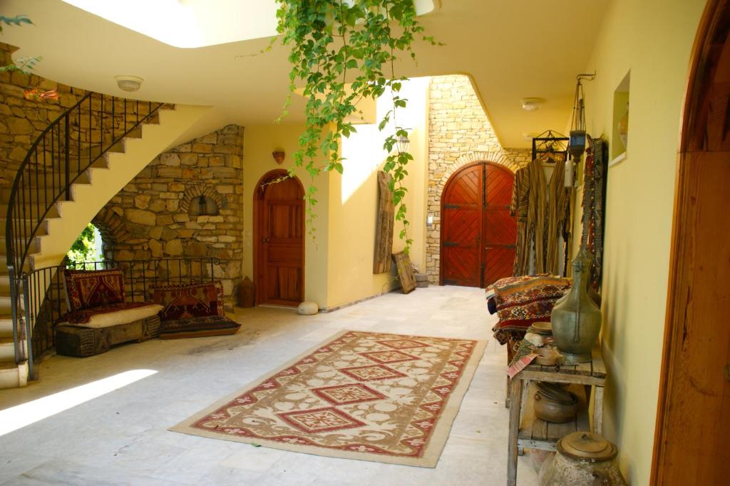 古泽尔坎里Emel Pension的走廊上设有两个红色的门和地毯