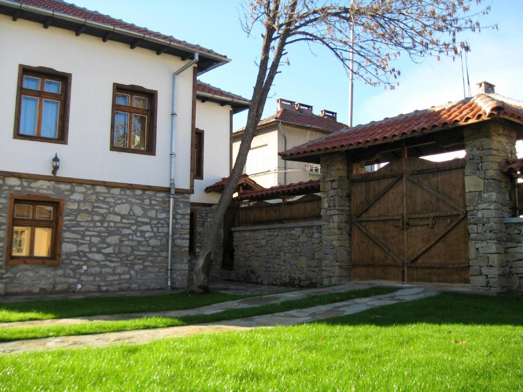 德里亚诺沃Private 4BR-2BA guest House Dryanovo with Pool and FREE Parking的一座带大型木制车库门的房子