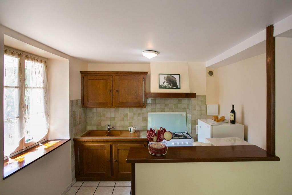 Sainte EngraceMaison Chantina的厨房配有台面和冰箱