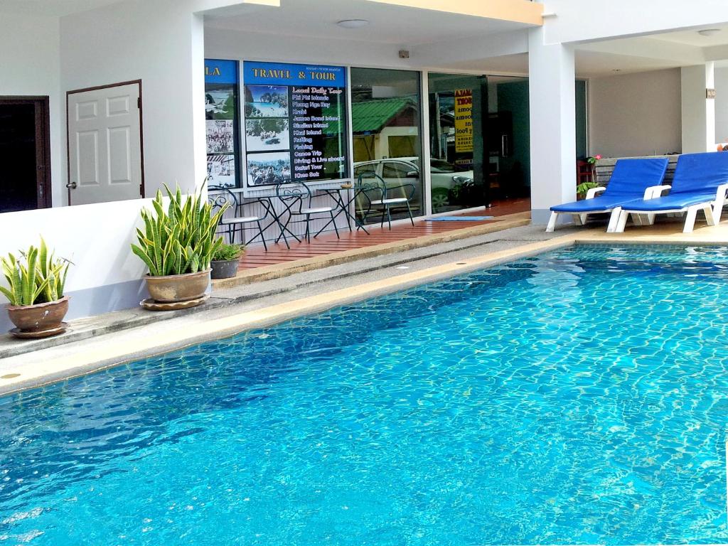 卡马拉海滩Deng's kamala beach Guesthouse的酒店前的游泳池