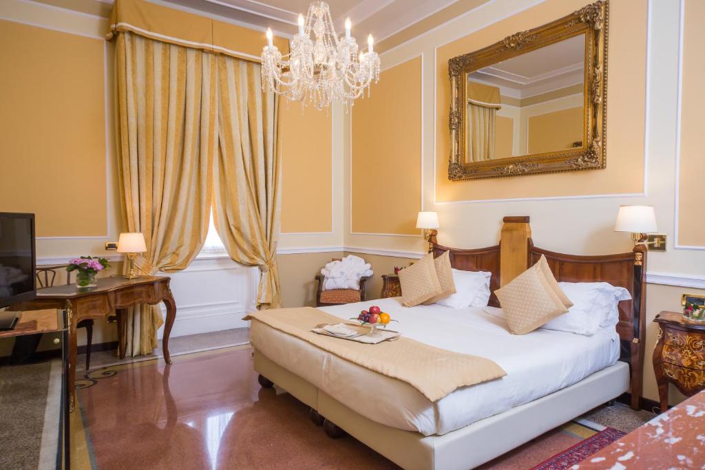 热那亚布里斯托宫殿酒店的一间卧室配有一张床和镜子