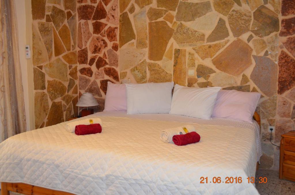 新马克立祖姆佩瑞公寓的一间卧室配有一张带两张蜡烛的床。