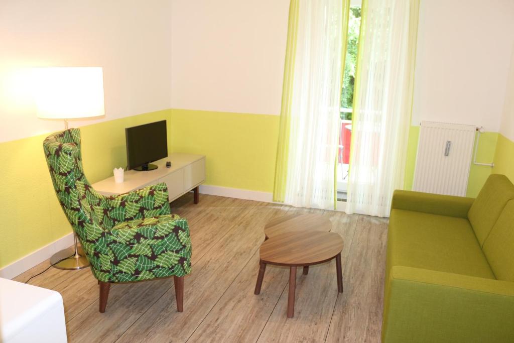 明斯特旅行公寓的客厅配有沙发、椅子和桌子