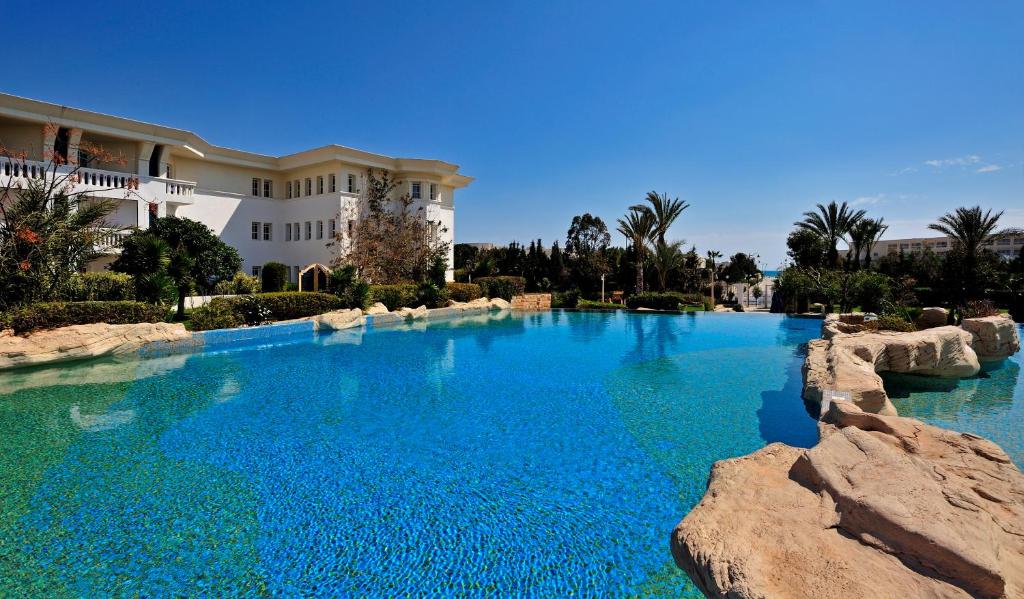 哈马马特梅迪纳柏利撒尔酒店加海水浴的房屋前的大型游泳池