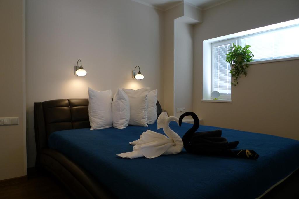 Vääna费耶纳旅馆的两个天鹅坐在卧室的床上