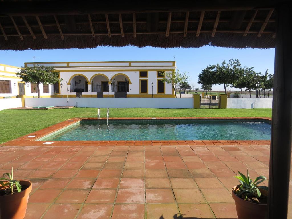 Sol de Balbaina内部或周边的泳池