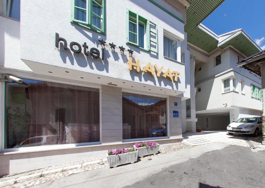 萨拉热窝哈叶德酒店的建筑物一侧有标志的商店