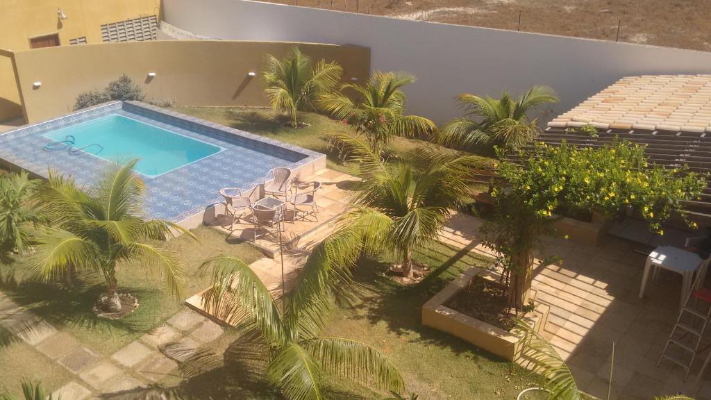佩森佩塞姆套房旅馆的享有棕榈树游泳池的顶部景致