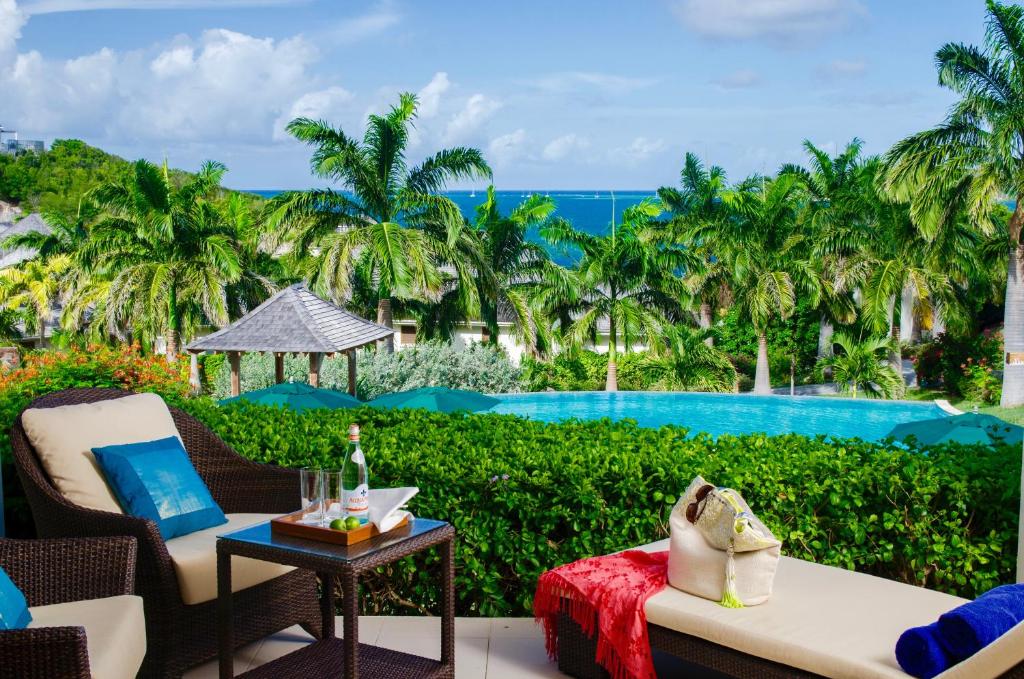 Saint PhilipsResidences at Nonsuch Bay Antigua - Room Only - Self Catering的享有泳池景致的度假庭院