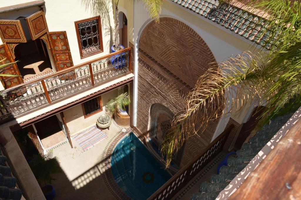 马拉喀什博纳尔庭院旅馆的享有带游泳池的别墅的顶部景致