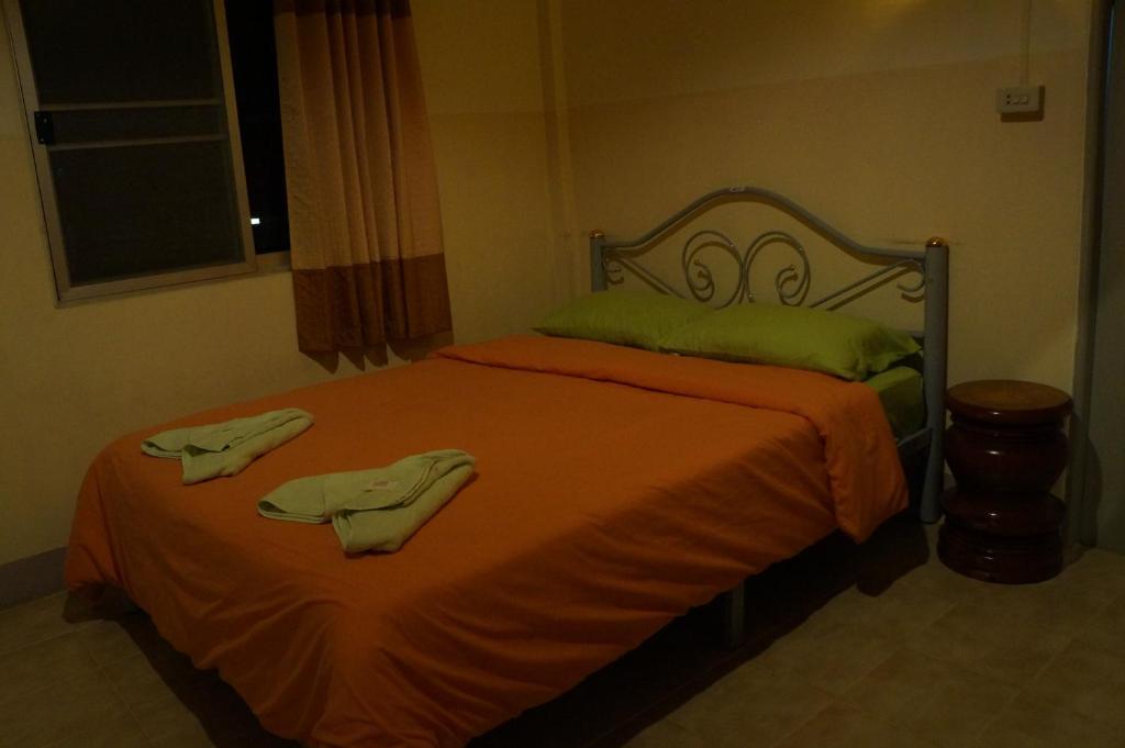 清莱谭雅旅馆的一间卧室配有一张床,上面有两条毛巾