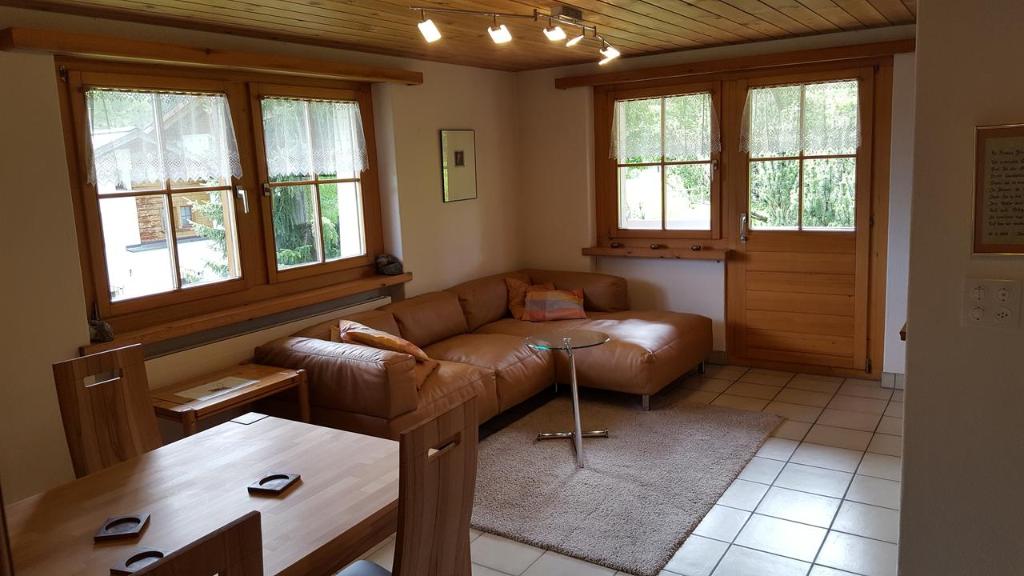 达沃斯哈登斯塔特假日公寓的客厅配有沙发和桌子