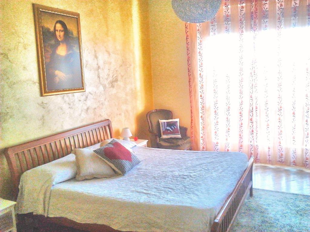 阿斯蒂Luna del Belvedere的一间卧室设有一张床和一个窗口