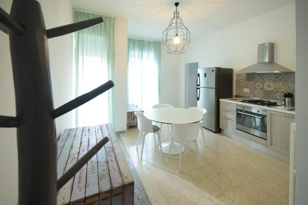 马利耶Al Quarantacinque的厨房配有白色的桌椅