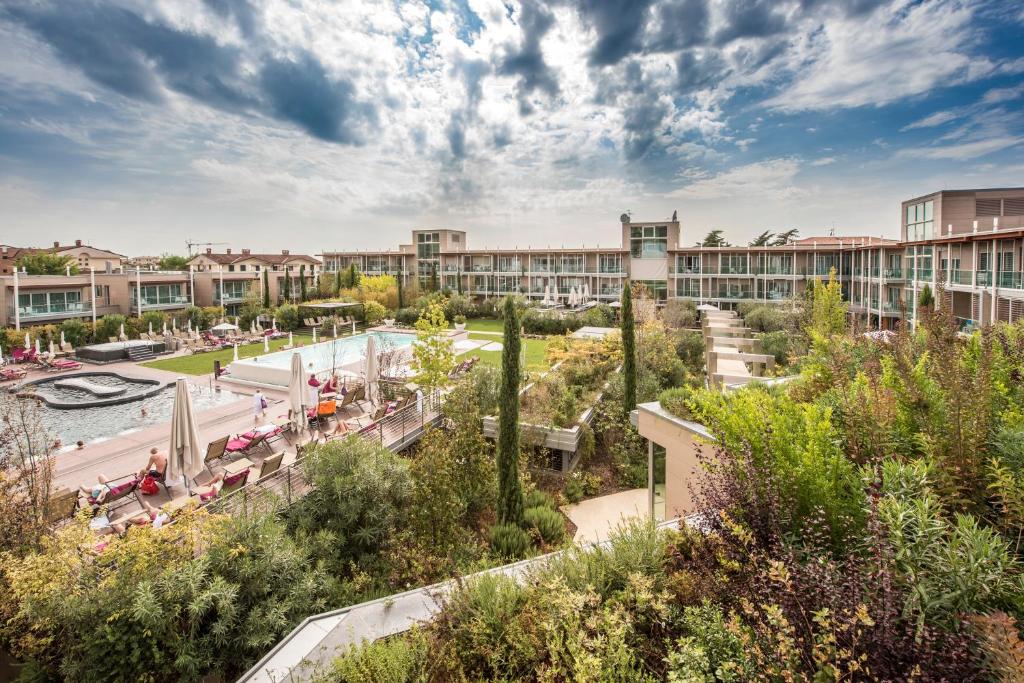 巴多利诺Aqualux Hotel Spa Suite & Terme的享有带游泳池和建筑的度假村的空中景致