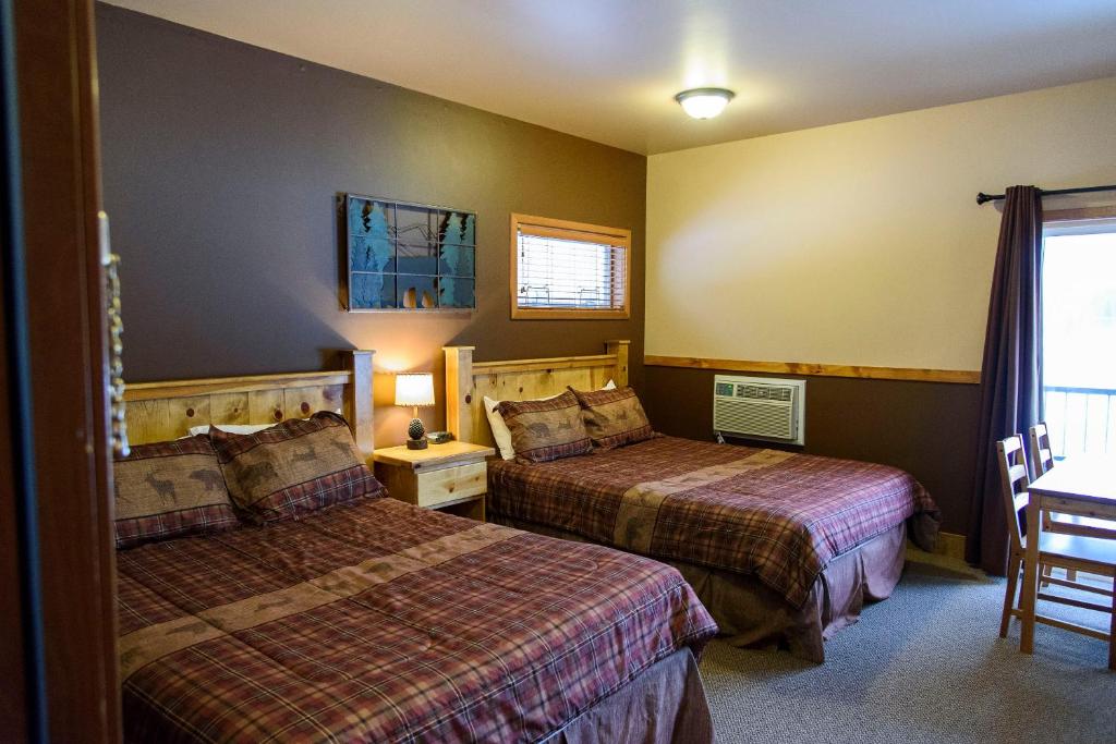 莱文沃思Leavenworth Camping Resort Lakeview Lodge 2的酒店客房设有两张床和窗户。