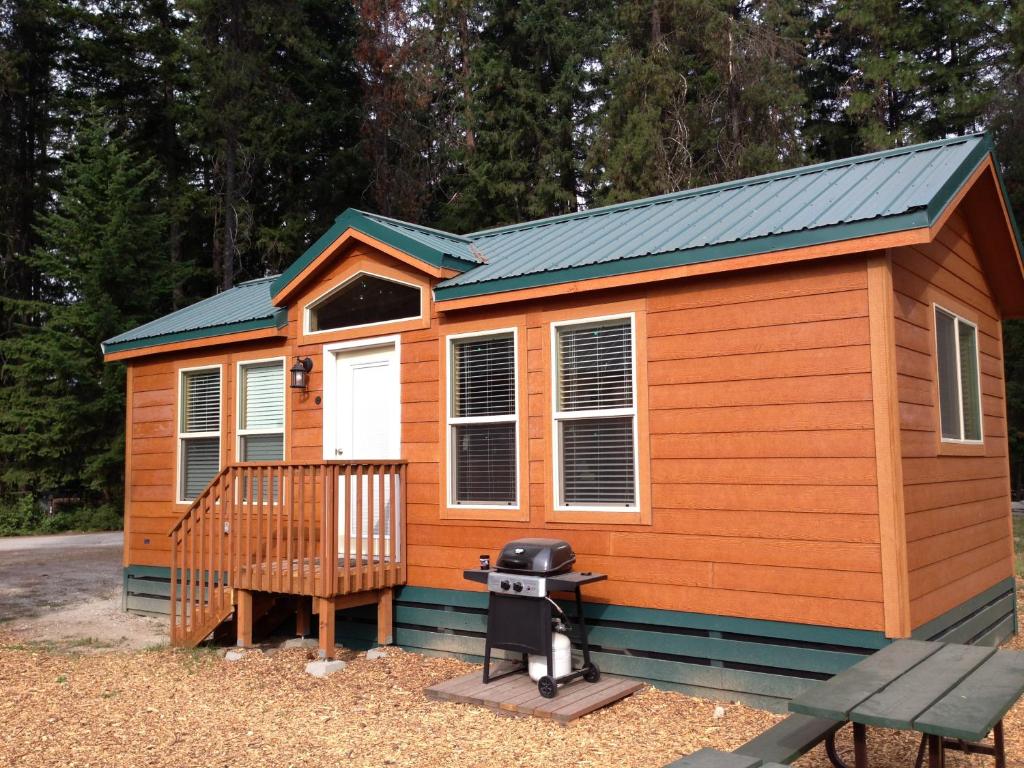 莱文沃思Leavenworth Camping Resort Cottage 7的小屋设有烧烤架和烧烤架