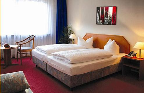 美因河畔法兰克福迷你喜马拉雅法兰克福市会展酒店的一间卧室,卧室内配有一张大床