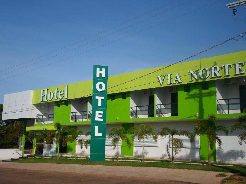 古鲁皮Via Norte Hotel的带有酒店标志的绿色建筑的酒店