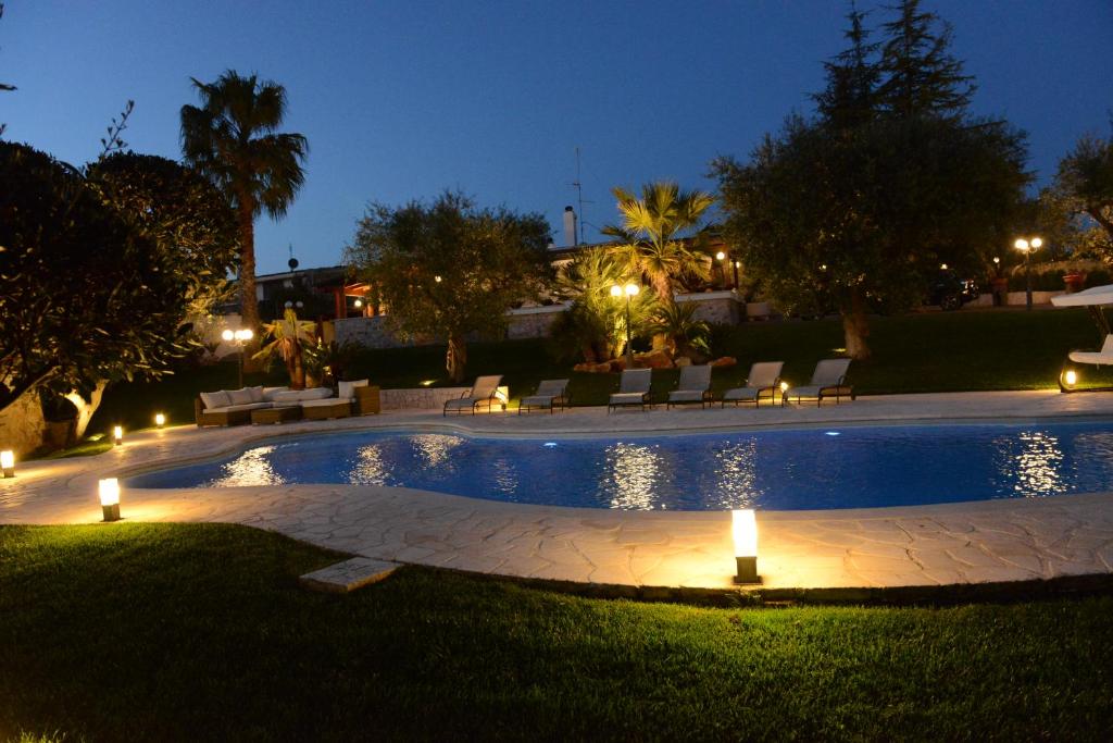 普蒂尼亚诺Una Perla Nel Verde的夜间在院子里的游泳池里