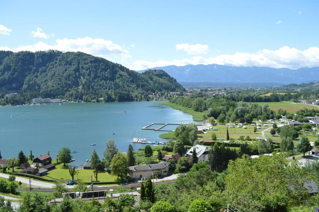 安嫩海姆Jaeger Guesthouse的享有以山脉为背景的湖泊美景