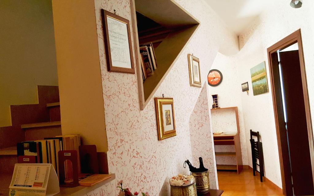 阿尔代亚和平之鹭住宿加早餐旅馆的一间走廊上的房间,墙上挂着照片