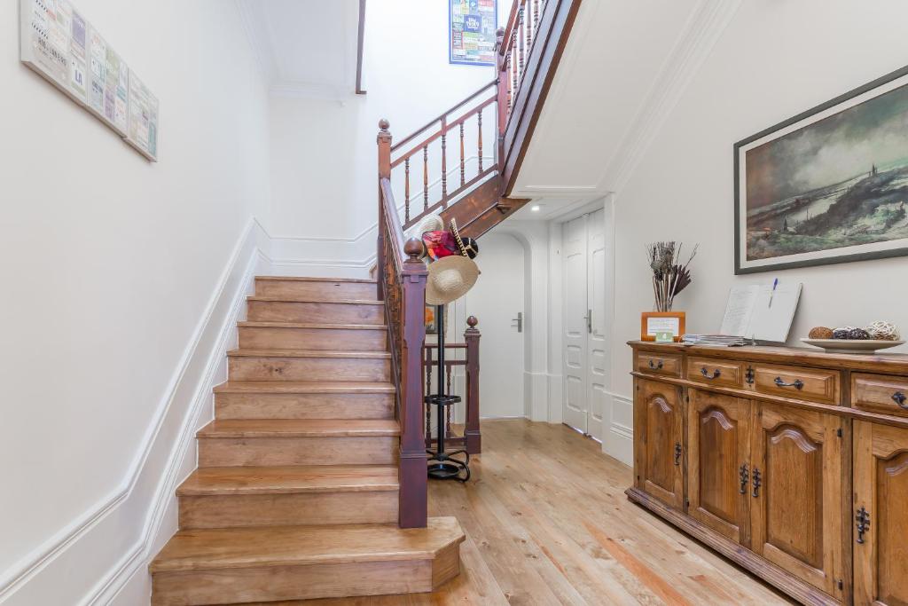 波尔图Home17的房屋内的楼梯,拥有白色的墙壁和木地板