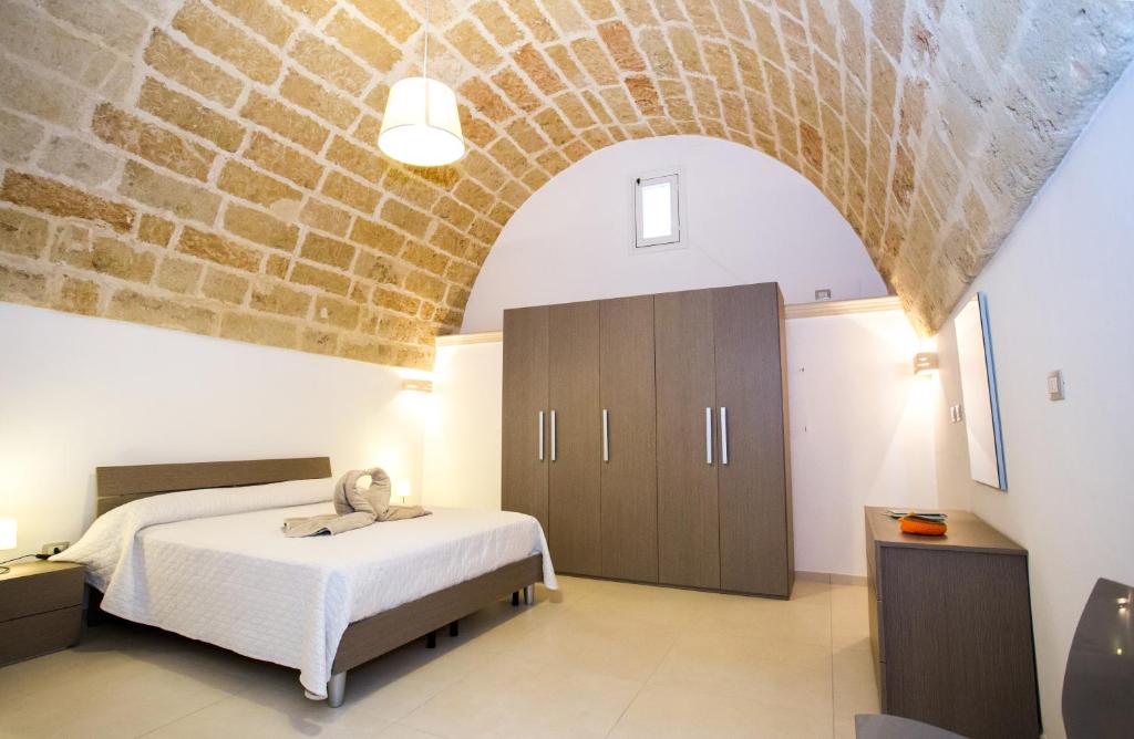 马蒂诺Da Pippi e Gesuina的一间卧室设有一张床和砖墙