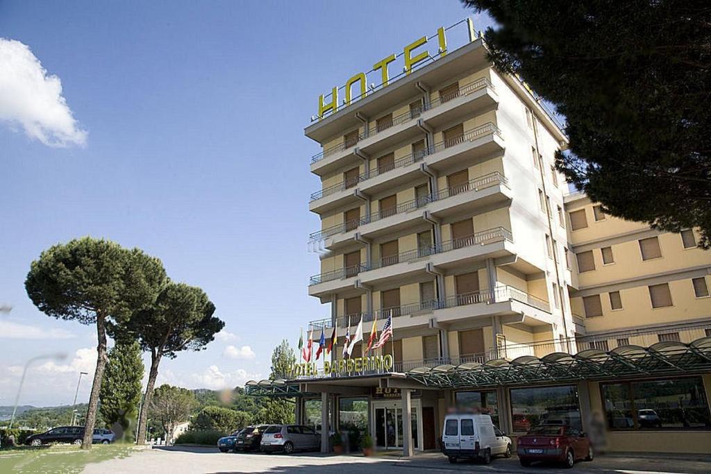 巴贝里诺·迪·穆杰罗巴贝里诺酒店的大型酒店门前设有停车场