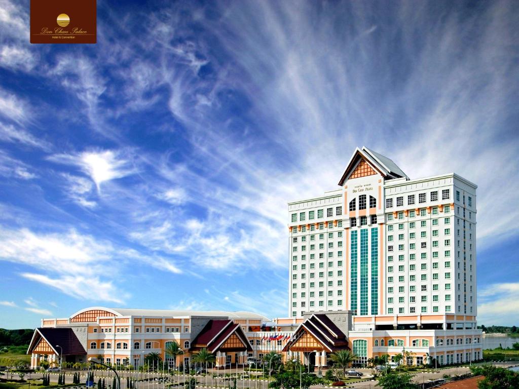 万象Don Chan Palace Hotel & Convention的一座白色的大建筑,背后是天空