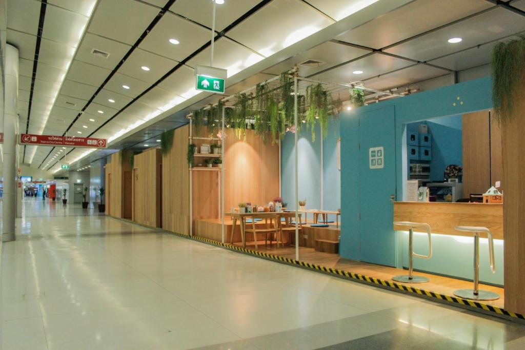 莱卡邦博克斯特曼谷机场胶囊旅馆的大楼里空空的走廊,有餐厅