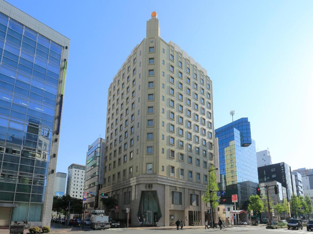福冈福冈蒙特利拉苏瑞酒店的城市中心高楼