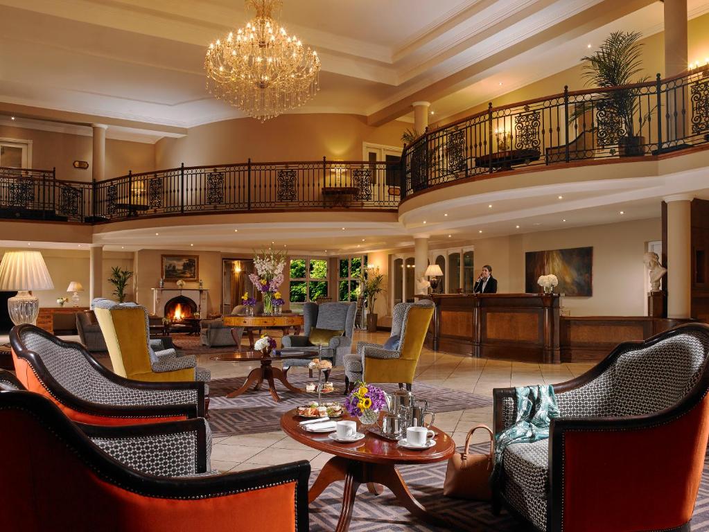 恩尼斯伍德斯托克恩尼斯酒店的一个带椅子和吊灯的大客厅