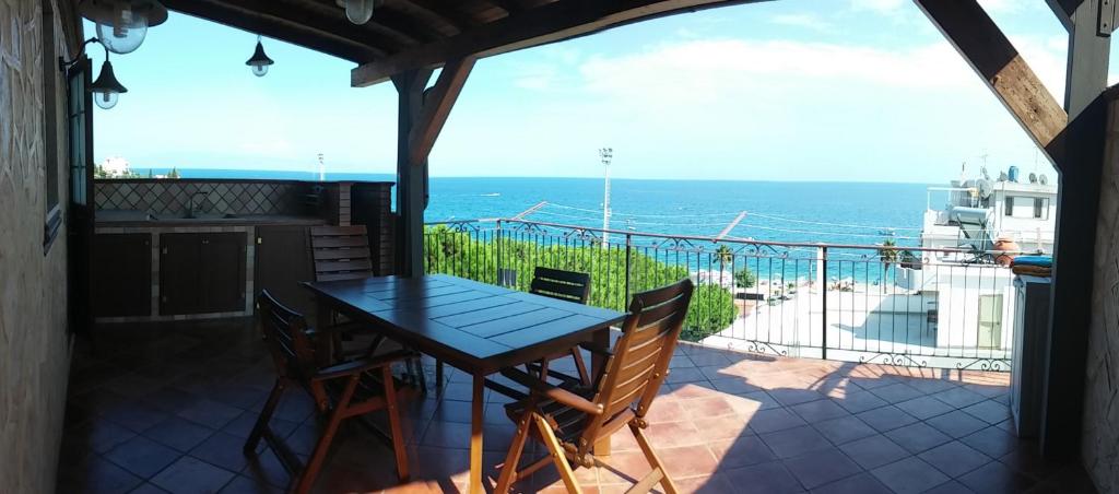 勒托阳尼Le Spiagge的海景阳台上的桌椅