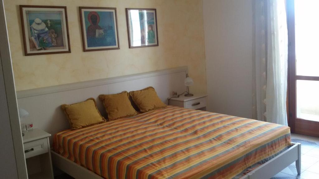 马利耶Big Brenta的一间卧室,卧室内配有一张大床
