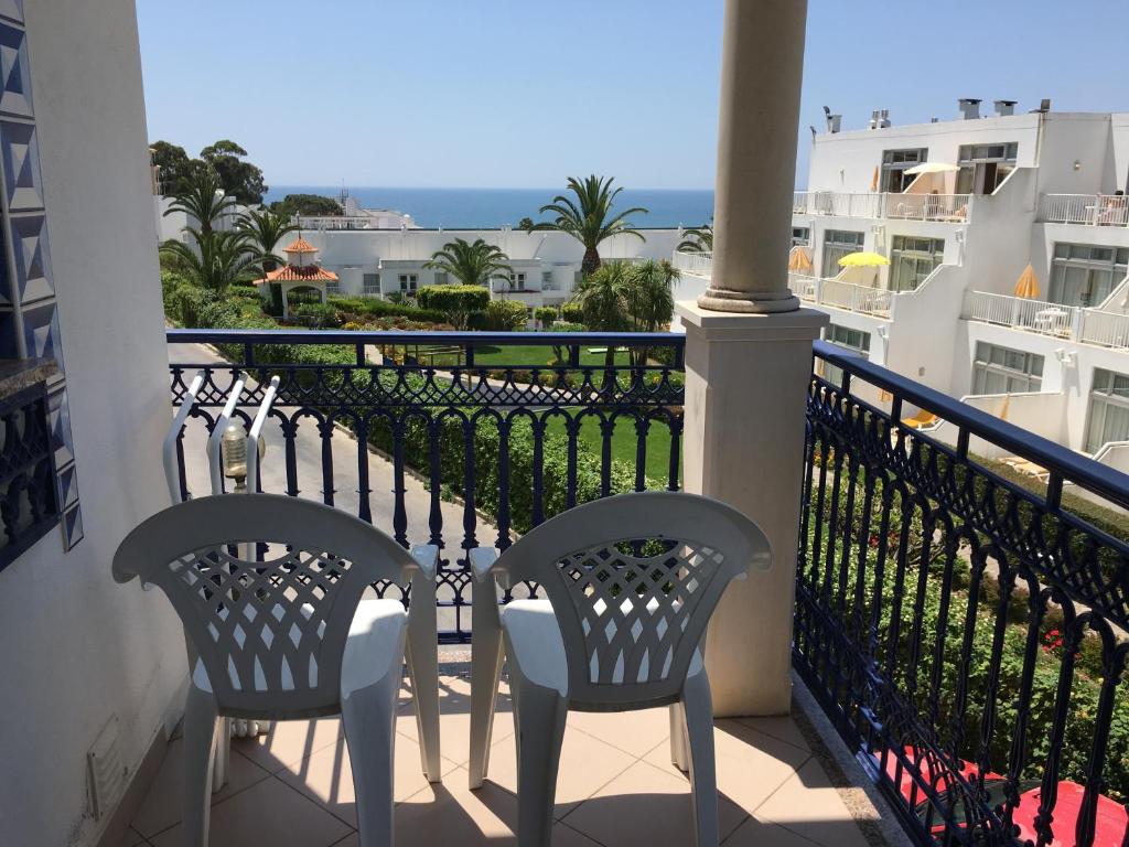 阿尔布费拉Albufeira Bicos Beach Apartment的海景阳台上的两把椅子