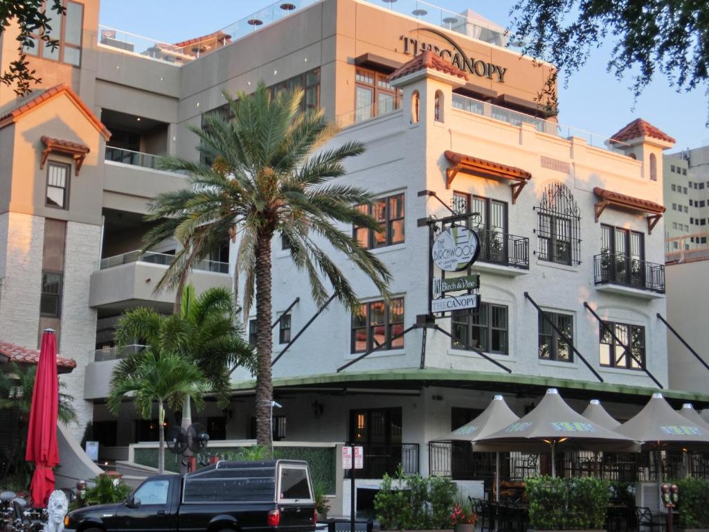 圣彼得堡伯奇伍德酒店的前面有棕榈树的建筑