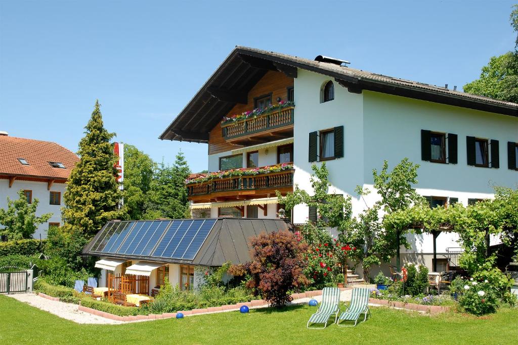 萨尔茨堡Haus Salzburgblick (ehem. Haus Elisabeth)的一座建筑的侧面设有太阳能电池板